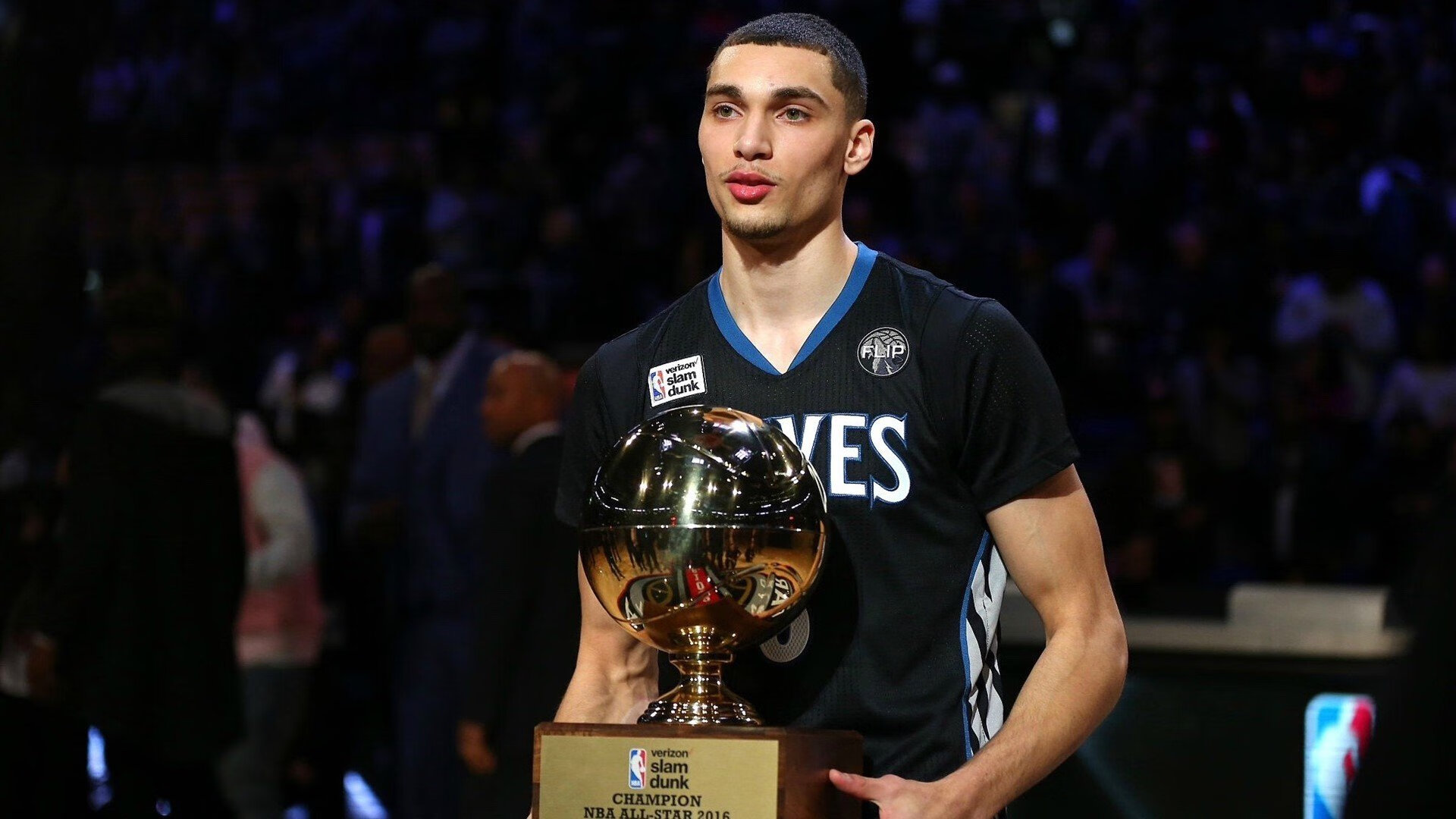 VR拳击联赛 虚拟擂台中玩家戴头显激战连连